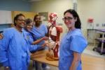 BHC实习护理学生穿着人体解剖模型